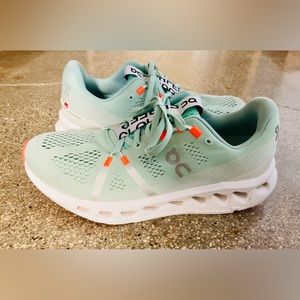 OnCloud women’s sz 9